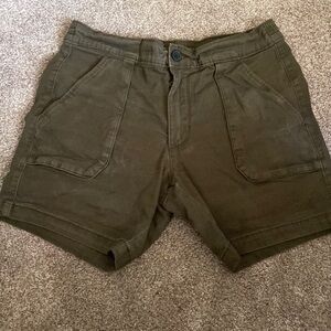 Men’s, St. John’s bay cotton shorts. Size 32, short in seam.